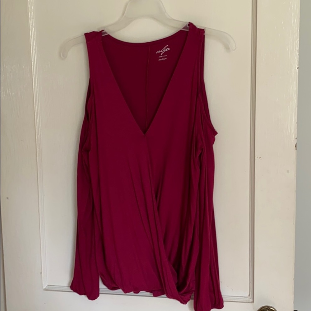 Open shoulder boutique top